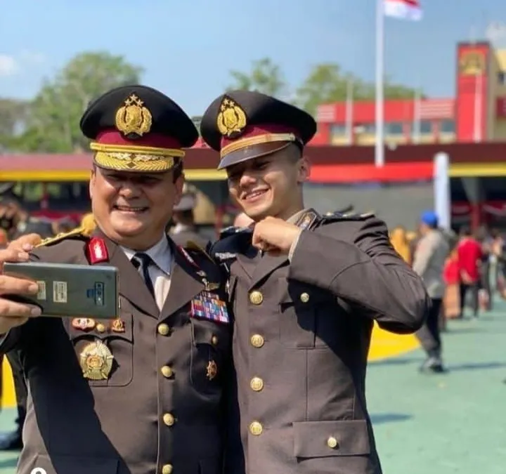 Irjen Napoleon Bonaparte berfoto bersama anaknya Jevo Batara
