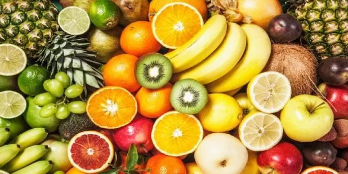 Ilustrasi aneka buah-buahan yang baik dikonsumsi saat puasa asal dalam porsi dan takaran yang wajar.