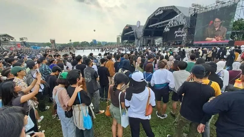 Penonton menikmati Now Playing Festival 2022.
