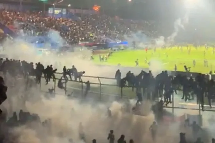 Laga Derbi Jatim Arema FC VS Persebaya di Stadion Kanjuruhan Tewaskan 127 Orang 2 di Antaranya Polisi