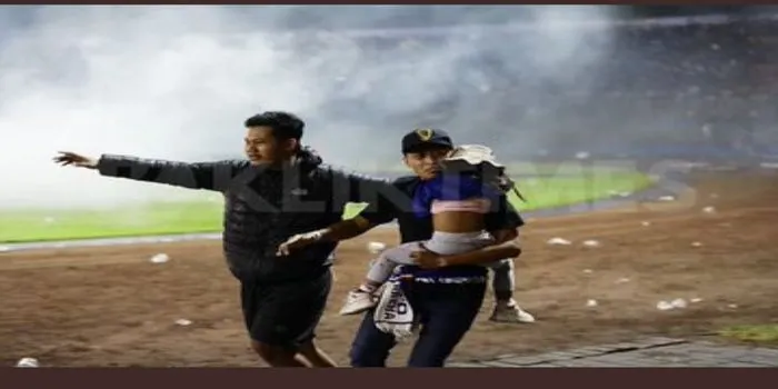 Penyelamatan penonton dalam tragedi berdarah Arema vs Persebaya /Twitter