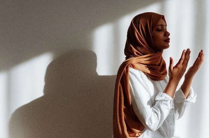 doa membersihkan hati dan doa menghilangkan pikiran kotor, &quot;Allohumma Inni A&rsquo;udzu Bika Min Munkarootil Akhlaaqi Wal A&rsquo;maali Wal Ahwaa.&quot; 