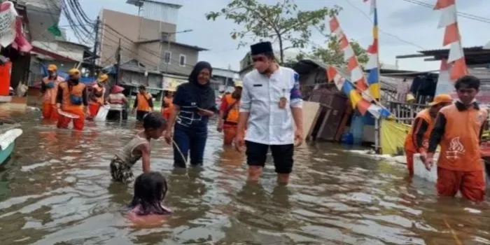 Lurah Pluit Helwin Ginting memonitor banjir rob di kawasan Pelabuhan Muara Angke, Penjaringan, jakarta Utara, Jumat (3/12/2021).