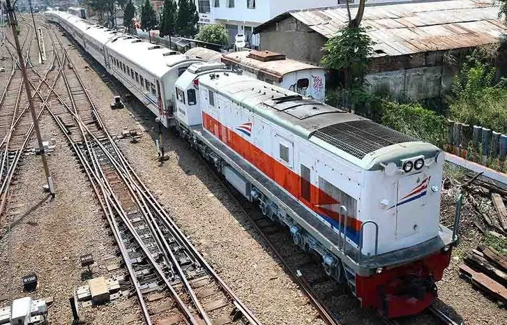 Ilustrasi rangkaian kereta api saat memasuki stasiun. PT KAI (Persero) sudah menentukan angkutan arus mudik Lebaran 1443 Hijriah. 