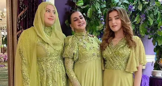 Potret Bu Ala bersama putri kembarnya, Tasya Farasya dan Tasyi Athasyia.