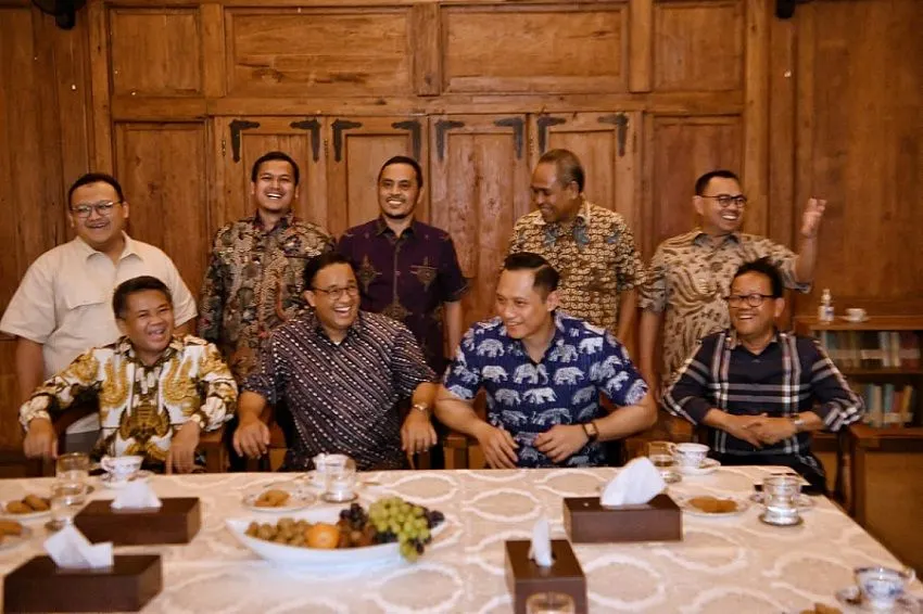 Anies Baswedan (duduk kedua dari kiri), bersama dengan petinggi Partai Demokrat, Partai Keadilan Sejahtera (PKS), dan Partai NasDem