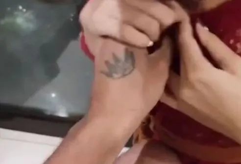Terdapat tato mahkota di pemeran laki-laki di video syur perempuan berkebaya merah.