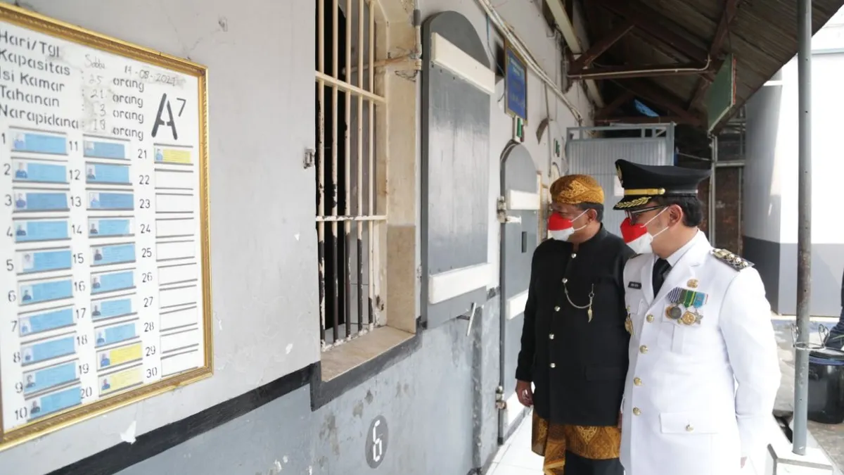 Kepala Lapas Kelas 2 A Paledang Kota Bogor Yohanes Waskito, bersama Wali Kota Bogor Bima Arya Sugiarto saat meninjau kondisi Lapas Kelas 2 A Paledang Kota Bogor