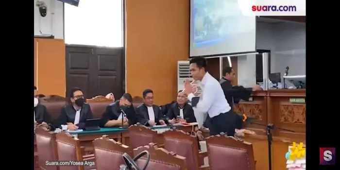 Suasana saat Bharada E dan Bripka RR VS Kuat Maruf Masuk ke Ruang Persidangan, Respon Pengunjung Berbeda 180 Derajat
