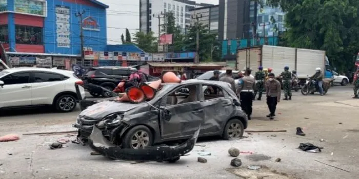 Satu unit mobil Honda Brio bernomor polisi S 1724 BB berstiker Keluarga Besar GMBI Distrik Rembang rusak parah akibat amukan massa dari ormas di Jalan Interchange, Desa Purwadana, Kecamatan Telukjambe, tepat di depan Hotel Resinda Karawang, Rabu (24/11/2021) sekira pukul 12.00 WIB. 