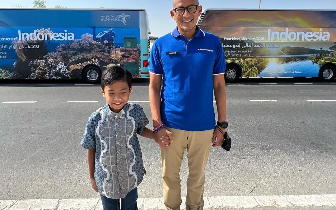 Sandiaga Uno menemui Brow, bocah yang digandeng oleh Cristiano Ronaldo ke dalam lapangan pada pembukaan pertandingan Piala Dunia 2022.