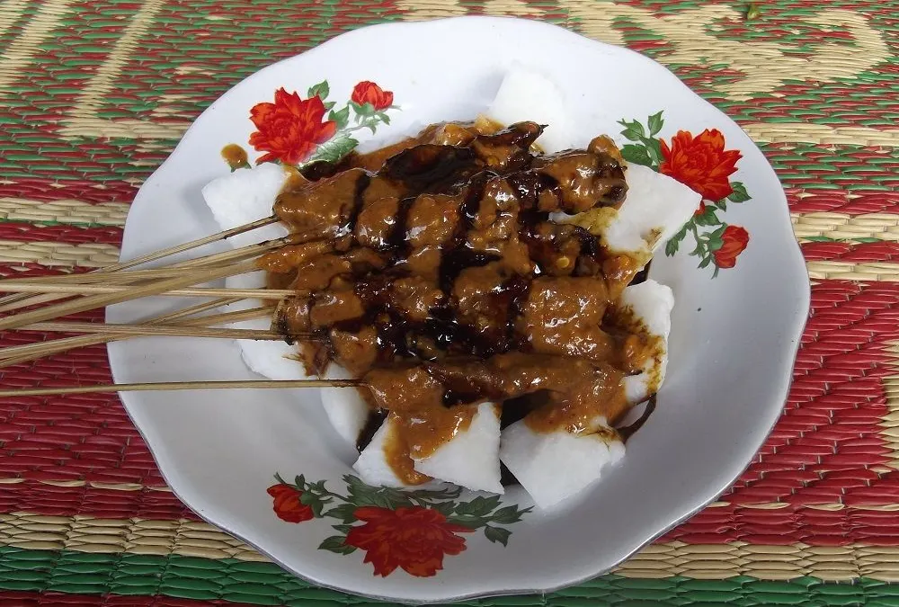 Sate kelinci bumbu kacang khas objek wisata Guci, Tegal. Disajikan dengan lontong.