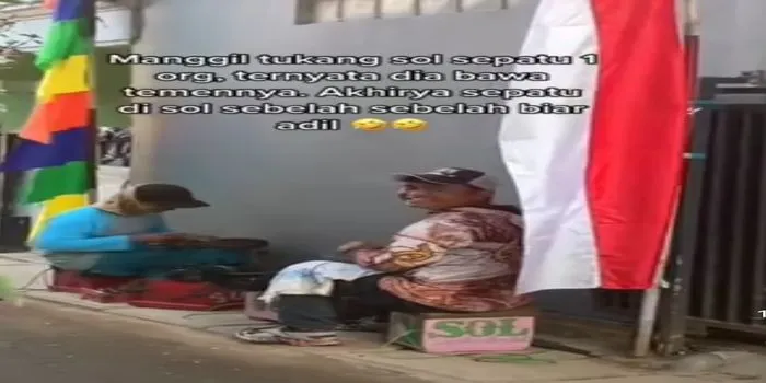 Tukang sol berbagi pekerjaan memperbaiki sepasang sepatu /tangkaplayar @undercover.id