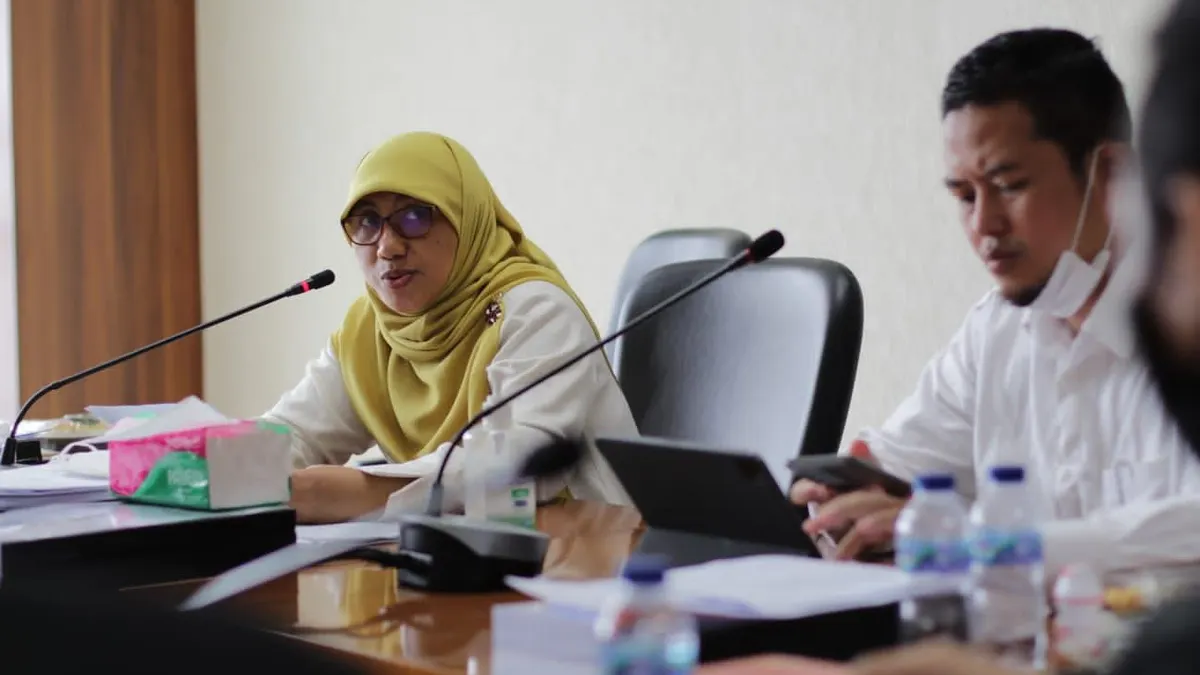 Sekretaris Komisi II DPRD Kota Bogor Lusiana Nurissiyadah saat menggelar rapat koordinasi dengan sejumlah Perumda Kota Bogor (Dok Humpropub DPRD Kota Bogor)  