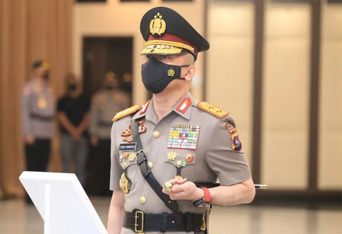 Irjen Teddy Minahasa menjadi Kapolda Jatim menggantikan Irjen Nico Afinta.