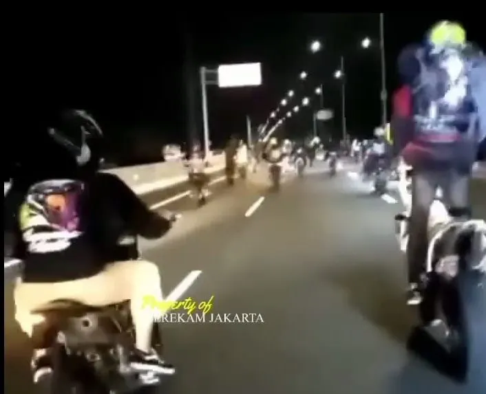 Tangkapan layar aksi pengemudi motorkros atau supermoto yang masuk jalan tol.