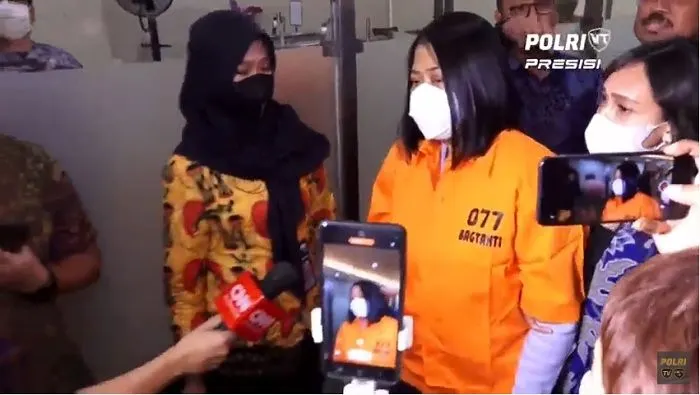 Putri Candrawathi keluar dari Mabes Polri dengan menggunakan baju tahanan berwarna oranye.