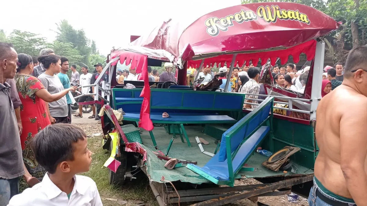 Odong-odong tertabrak kereta api di Serang