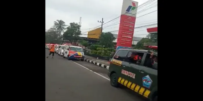 Viral! Video Iring-Iringan Mobil Jenazah Korban Insiden Kanjuruhan, Netizen: Sirine Terdengar 20 Menit Sekali /twitter/ @arifafrianto