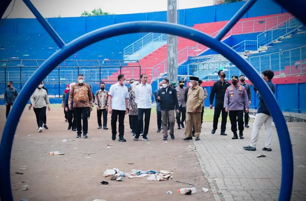 Presiden Jokowi saat melakukan kunjungan ke Stadion Kanjuruhan, Malang, Jawa Timur pada Rabu, 5 Oktober 2022.