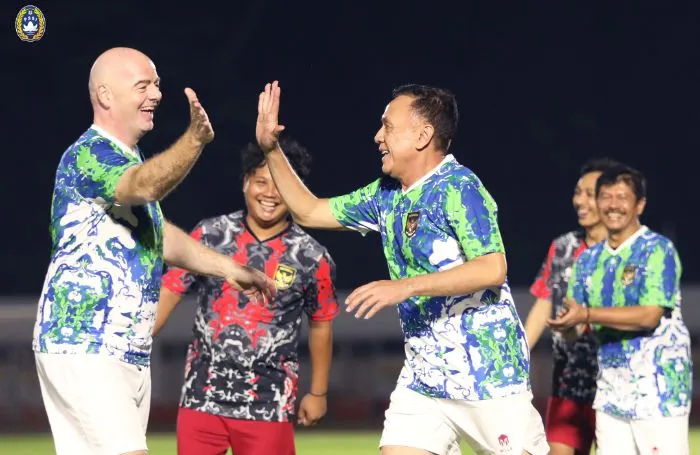 Ketum PSSI, Mochammad Iriawan bermain sepak bola dengan Presiden FIFA, Gianni Infantino