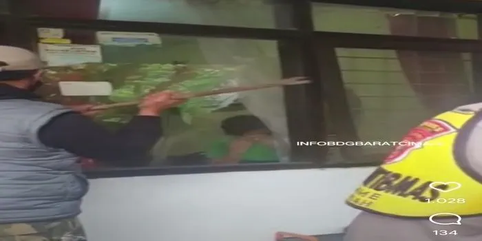 Proses pendobrakan rumah majikan ART Rohimah di   kecamatan Ngamprah, Bandung Barat yang dianiaya dan disekap / tangkap layar @infobdgbaratcimahi
