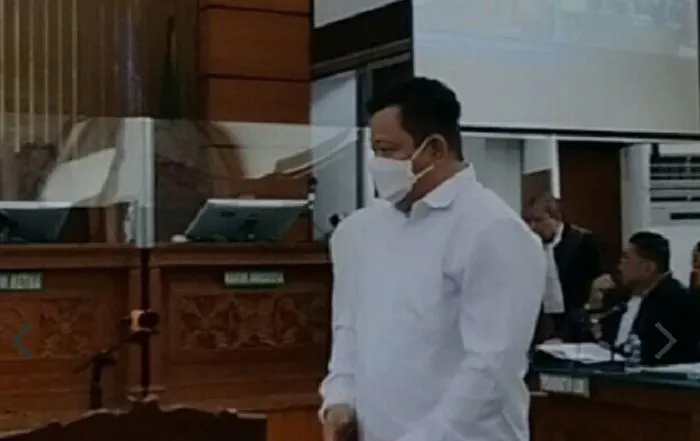 Kuat Maruf Full Senyum saat Masuk ke Ruang Sidang, Begini Reaksi Ricky Rizal dan Bharada E!