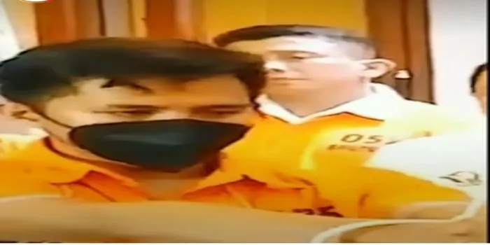 Ekspresi Ferdy Sambo saat melihar Bharada E mengacungkan senapan dalam rekonstruksi, selasa (30/8/2022). /tangkaplayar @viral62com