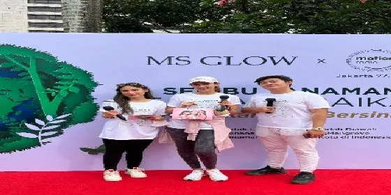 MS GLOW Bagikan Tanaman Hias di CCD Sudirman, Langkah Kecil Menjaga Alam