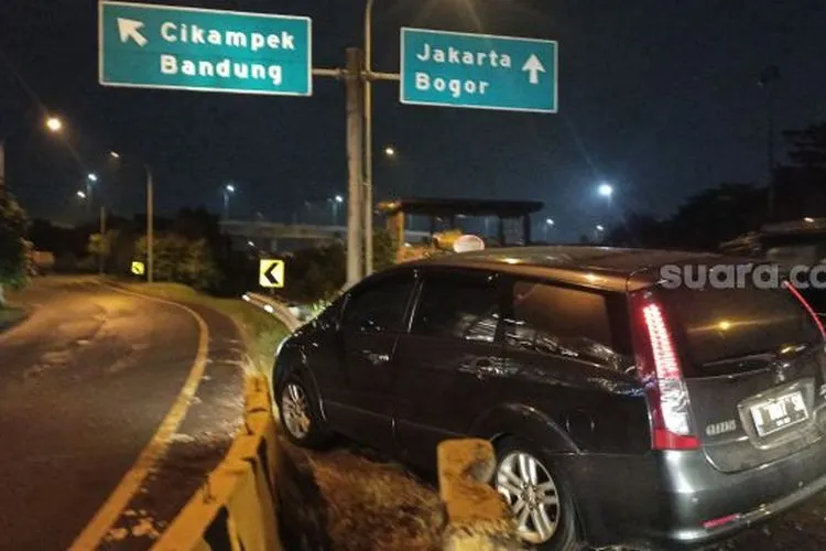 Pengendara menerobos pembatas jalan untuk masuk Jalan Tol Jakarta-Cikampek arah Cikampek.[Suara.com/Imam Faisal]