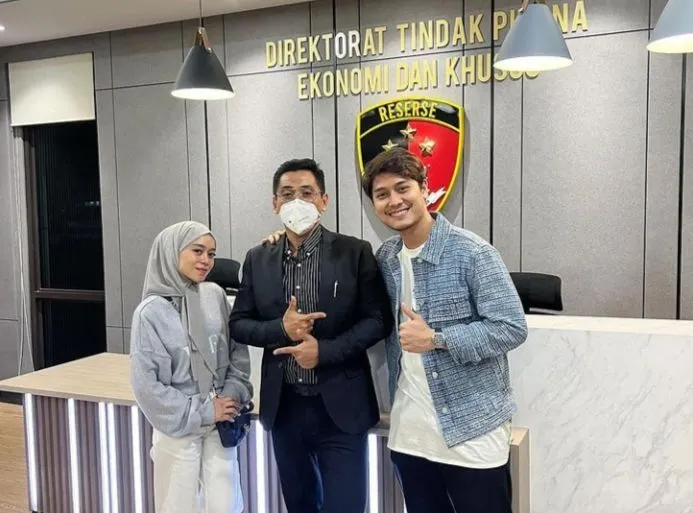 Potret Rizky Billar, Lesti Kejora, dan pengacaranya Sandy Arifin di kantor polisi.