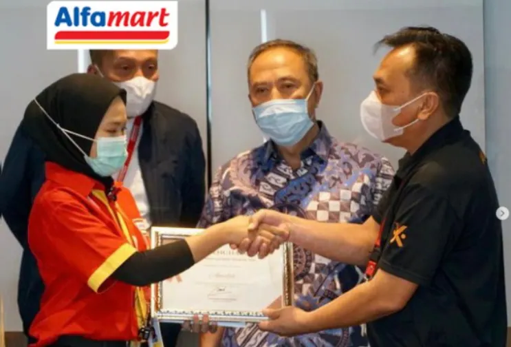 Amelia, Pegawai Alfamart yang Viral soal Video Cokelat Kini Naik Jabatan