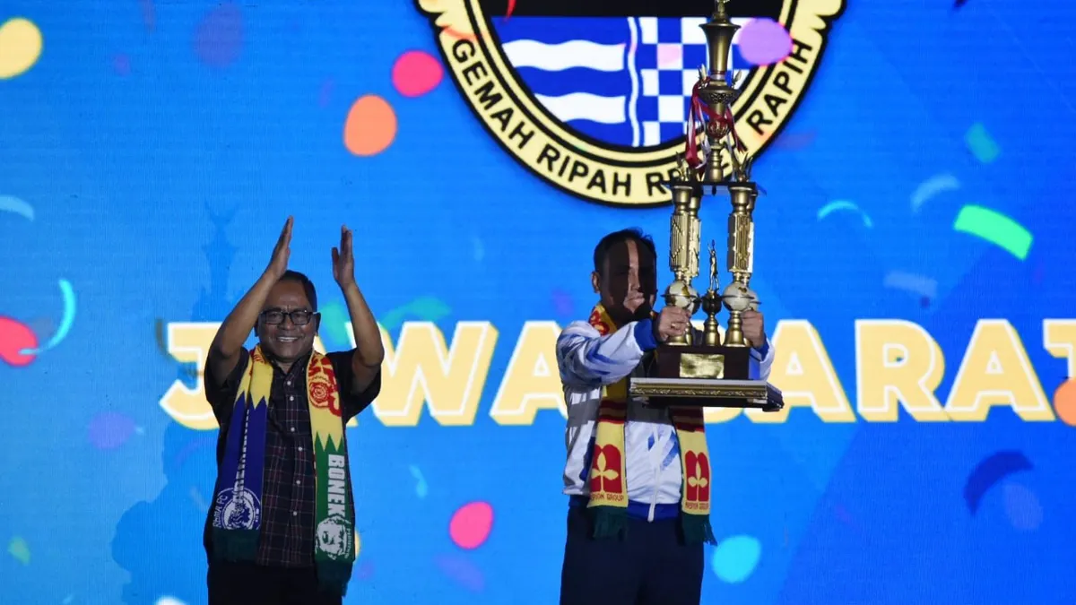 Ketua PWI Jabar Hilman Hidayat menerima piala 