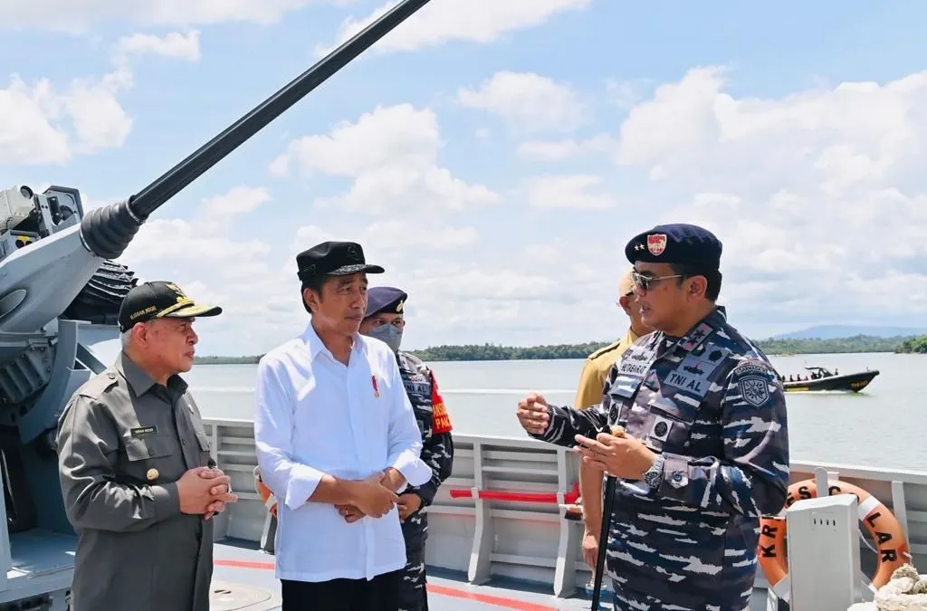 Laksda Cokky Hutabarat memberikan penjelasan kepada Presiden Joko Widodo (Jokowi)