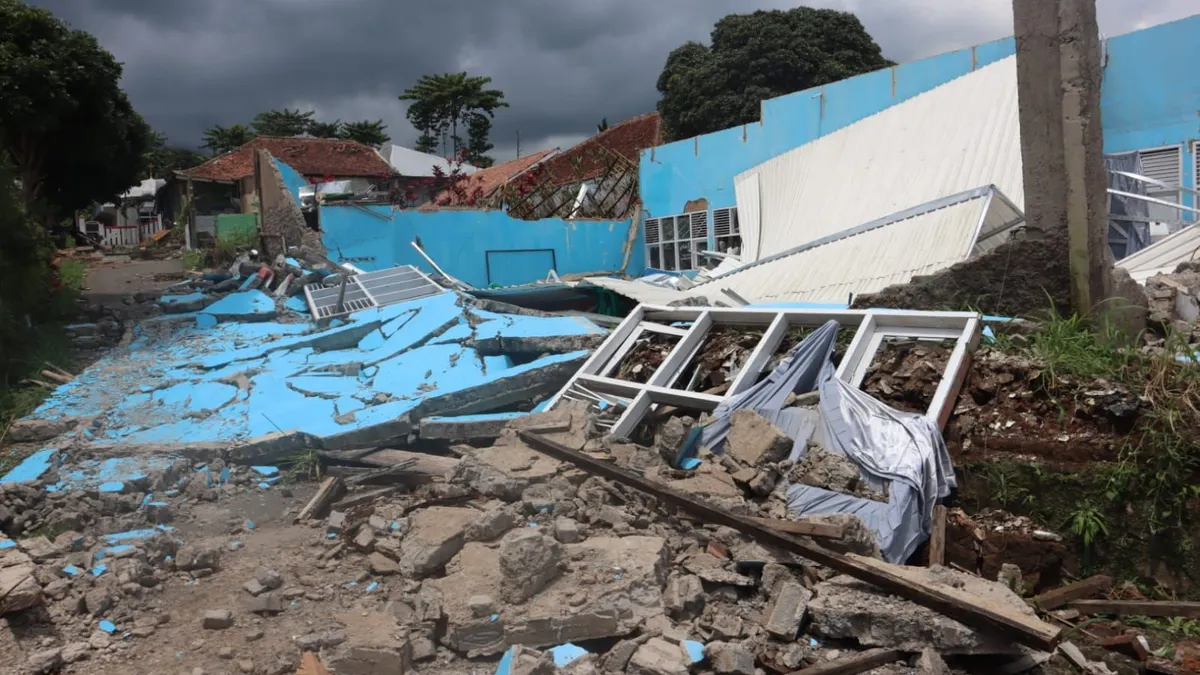 Bangunan roboh dampak gempa di cianjur, Senin.