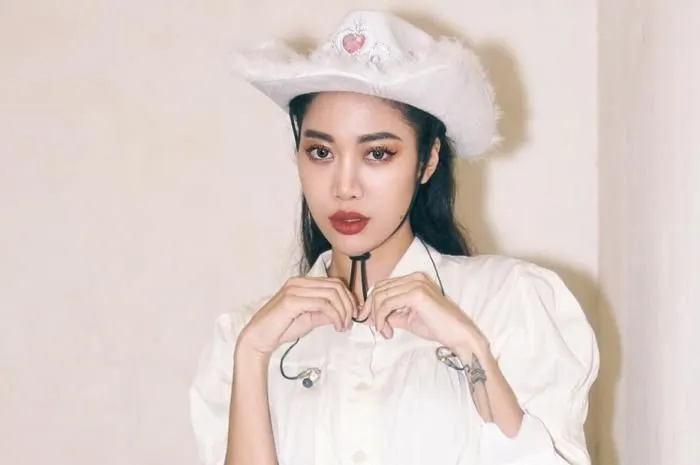 Vokalis band Vierratale, Widy Soediro, dipolisikan akibat aksinya saat menjalankan konser di Solo beberapa waktu lalu.