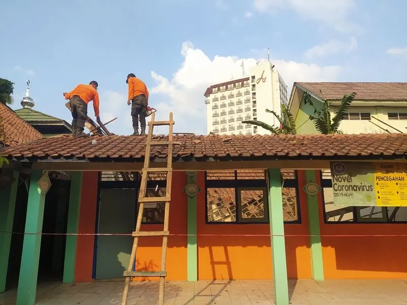  Petugas BPBD Kota Bogor saat melakukan penanganan pada bangunan kelas yang roboh di SDN Otista Kota Bogor