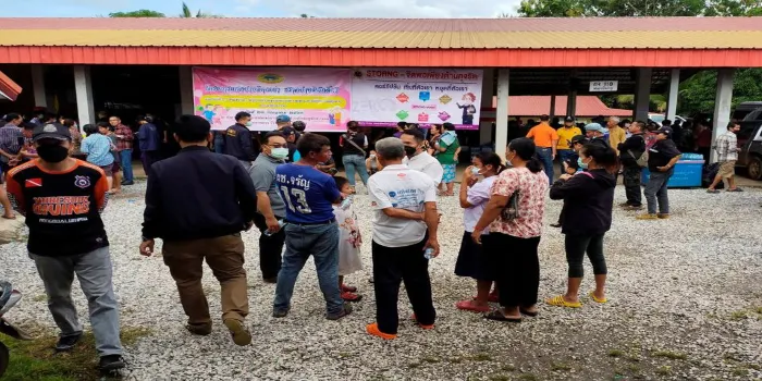 Orang-orang berkumpul di luar lokasi penembakan massal di pusat penitipan anak di kota Uthai Sawan, 500 km (310 mil) timur laut Bangkok di provinsi Nong Bua Lamphu, Thailand 6 Oktober 2022. Sakdipat Boonsom