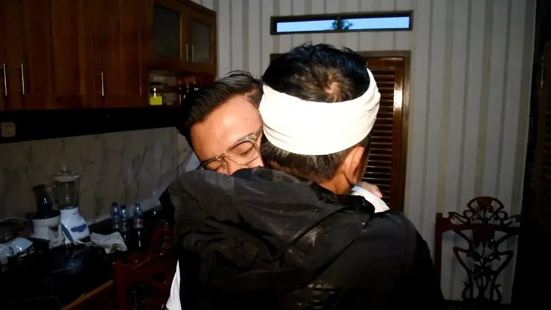 Dedi Mulyadi peluk anak pertamanya, Maulana Akbar Ahmad Habibi.