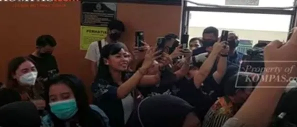 _Baru Masuk Ruang Sidang, Richard Eliezer disambut pendukungnya