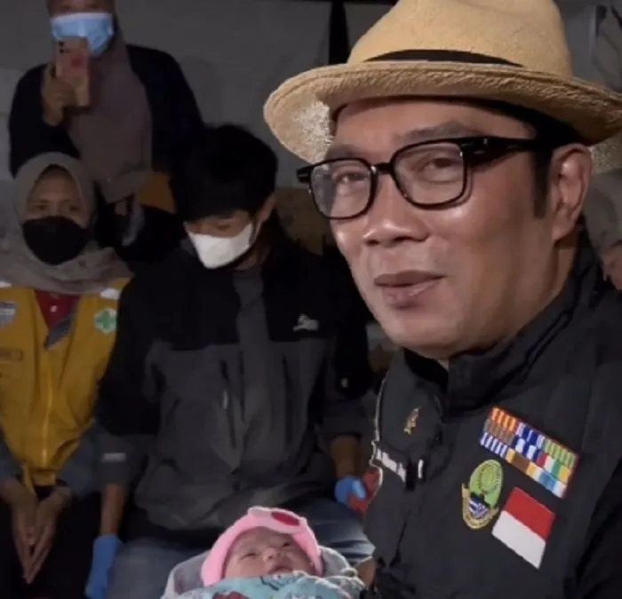 Kelahiran Bayi Di Dalam Tenda Pengungsian Gempa, Diberi Nama oleh Ridwal Kamil