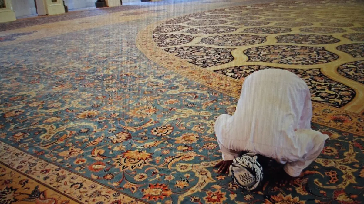 Seorang Muslim sedang Salat