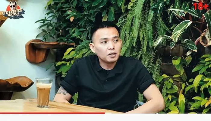 Peramal Hard Gumay hadir dipodcast Denny Sumargo/ tangkap layar CURHAT BANG Denny Sumargo