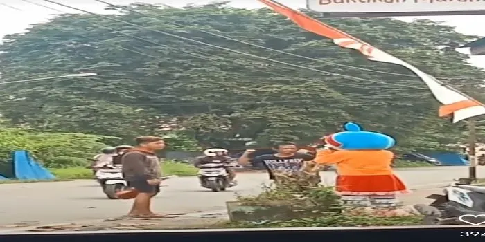Viral pengamen berbagi kepada badut di tepi jalan yang sama-sama sedang berjuang / tangkaplayar @hariankopas
