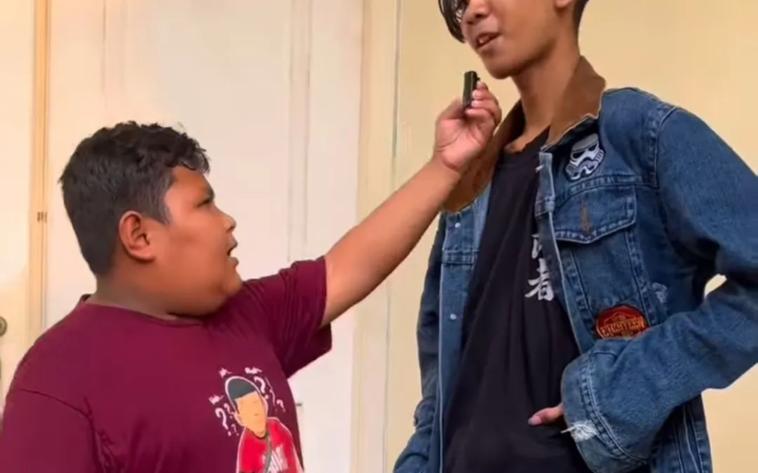 Okky Boy dan Dilan Cepmek tengah membuat konten.