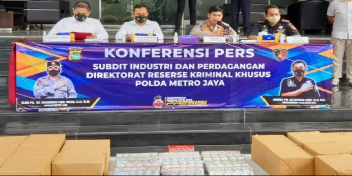 Konferensi pers peredaran rokok tanpa cukai.