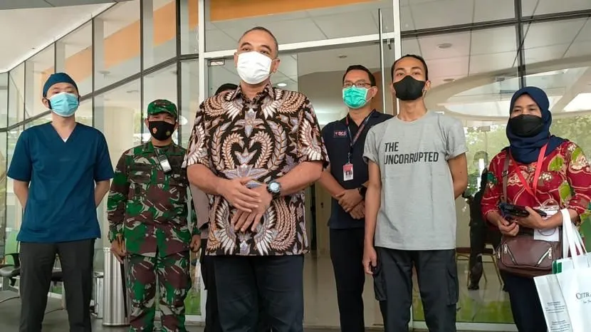 Faris (dua dari kiri), mahasiswa yang dibanting oleh Brigadir NP dalam konferensi pers di RS Ciputra, Tangerang