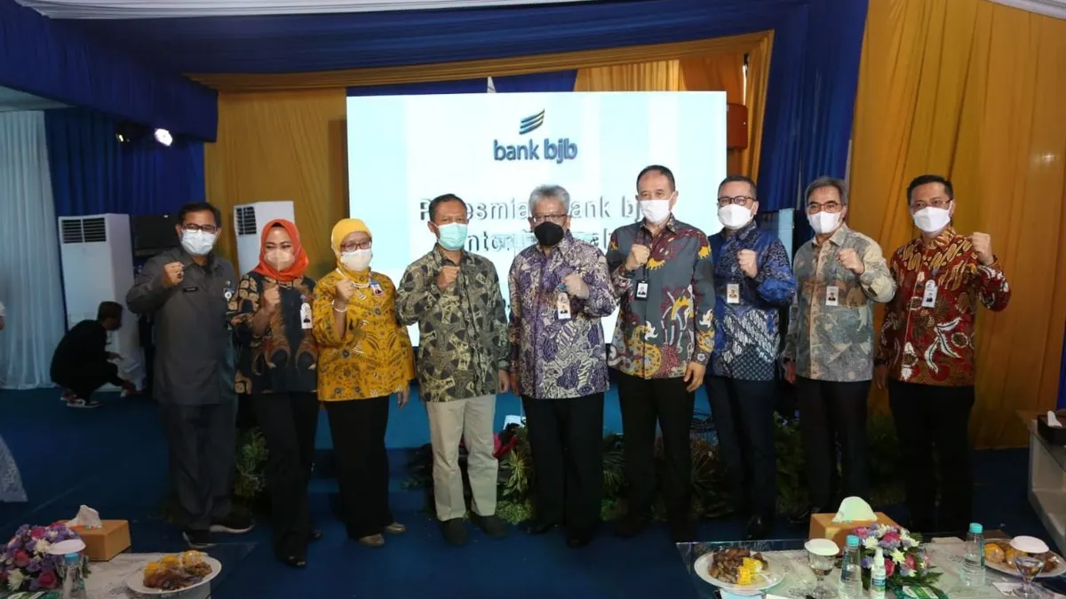 Peresmian kantor baru bank bjb di Kota Surabaya, Jawa Timur.