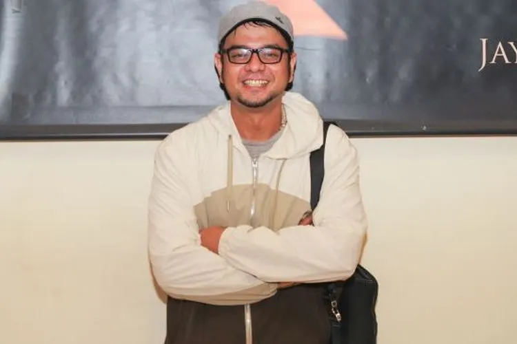 Aktor Rio Reifan saat ditemui usai menerima penghargaan dari MURI (Museum Rekor Indonesia) di Kantor MURI, Kelapa Gading, Jakarta Utara, Jumat (26/2/2021). [Suara.com/Alfian Winanto]