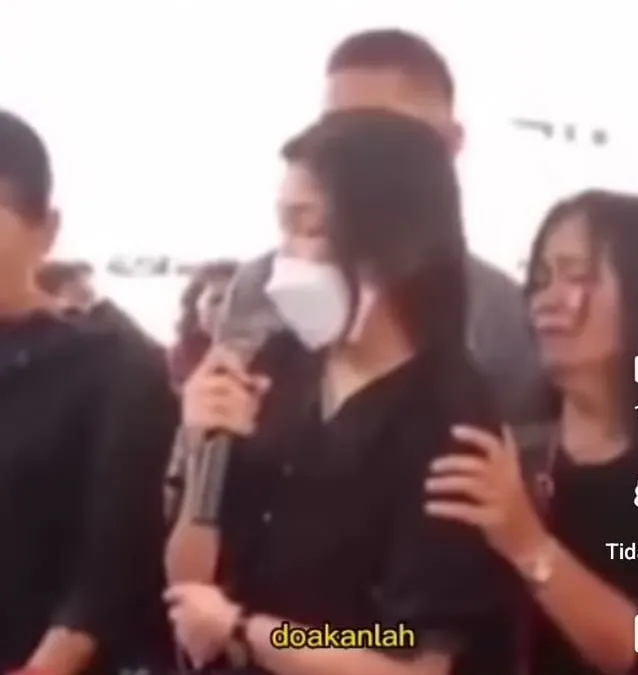 Vera mengungkapkan kata terakhir di samping jasat Brigadir J yang terbaring di peti mati